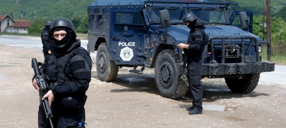 Сербская бронетехника вышла к границе Косово